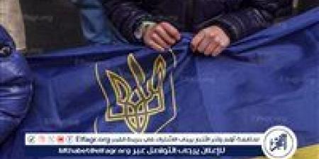 مراهقون أوكرانيون يرفعون علم ألمانيا النازية في زابوروجيه - هرم مصر