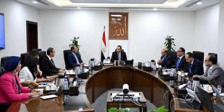 رئيس الوزراء يجتمع برئيس هيئة الرقابة المالية ورئيس البورصة في أول أيام عمل رئيسها الجديد - هرم مصر