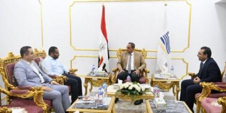 محافظ قنا يستقبل مساعد وزير الصحة لمتابعة المبادرات الرئاسية وتطوير الخدمات الطبية بالمحافظة - هرم مصر