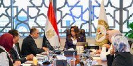 منال عوض تستعرض مع فريق عمل مشروع "الغردقة مدينة خضراء" محاور التنفيذ والنجاحات والتحديات - هرم مصر