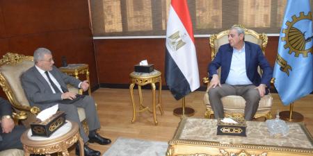 محافظ الغربية ورئيس هيئة الأوقاف يبحثان الاستغلال الأمثل للأراضي الوقفية لإقامة مشروعات سكنية وخدمية - هرم مصر