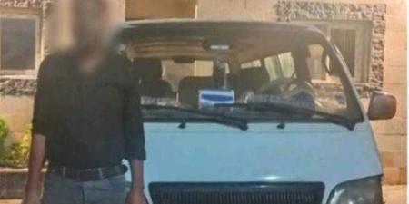 كشف ملابسات منشور مدعوم بمقطع فيديو تضمن قيام قائد سيارة ”ميكروباص” بالسير برعونة وإخراج قدمه من السيارة بمطروح - هرم مصر