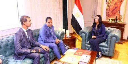 وزيرة التضامن الاجتماعي تلتقي ممثلي مؤسسة ”ظواهر” بالأقصر - هرم مصر