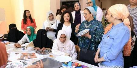 المستشارة أمل عمار تتفقد أنشطة المجلس القومي للمرأة المقامة بمدينة شلاتين - هرم مصر
