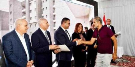 وزير الإسكان يُسلم عددا من عقود وحدات المبادرة الرئاسية ”سكن لكل المصريين” بإعلاني ”العاشر والرابع عشر” بمدينة العبور الجديدة - هرم مصر