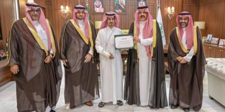 أمير حائل يكرم المعلم الشمري لشجاعته في إخماد حريق بمدرسة - هرم مصر
