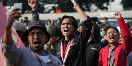 الاضطرابات تجتاح أكبر دولة إسلامية في العالم.. فما الذي يجب معرفته؟ - هرم مصر