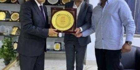 تقديرا لدوره في نهضة التعليم.. مؤسسة محمود بكري تكرم سعيد عطية وكيل تعليم الجيزة - هرم مصر