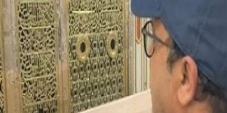 محمد هنيدي يحتفل بالمولد النبوي أمام الروضة - هرم مصر
