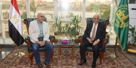 محافظ القليوبية يبحث آليات تنفيذ برامج محو الأمية - هرم مصر
