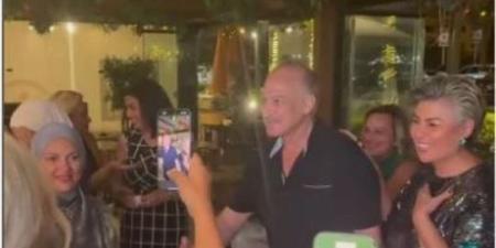 شاهد.. الظهور الأول للمخرج عمر زهران في عيد ميلاد مفيدة شيحة - هرم مصر