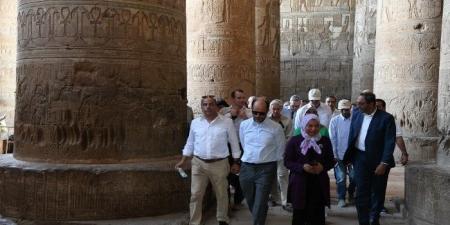 محافظ قنا والسفير النرويجي والرئيس التنفيذي لسكاتك يزورون معبد دندرة ويشهدون عروضًا فنية وتراثية - هرم مصر