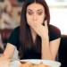 تسبب الانتفاخ والتقلصات.. احذر هذه العادات اليومية - هرم مصر