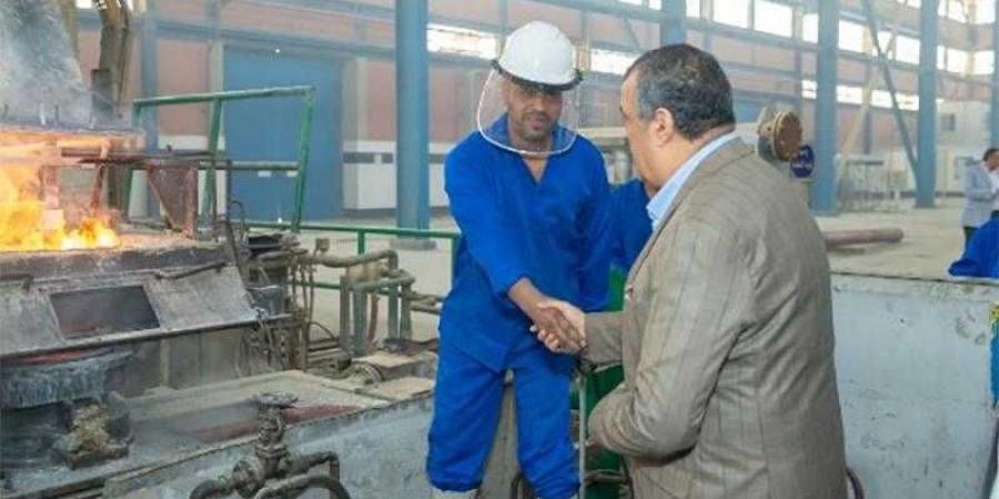 وزير الإنتاج الحربي يتفقد خطوط الإنتاج ومراحل التصنيع بشركة حلوان للصناعات غير الحديدية - هرم مصر