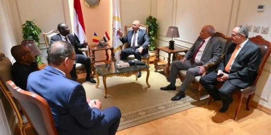 وزير الصناعة والنقل يستقبل وزير البنية التحتية وفك العزلة وصيانة الطرق بجمهورية تشاد - هرم مصر