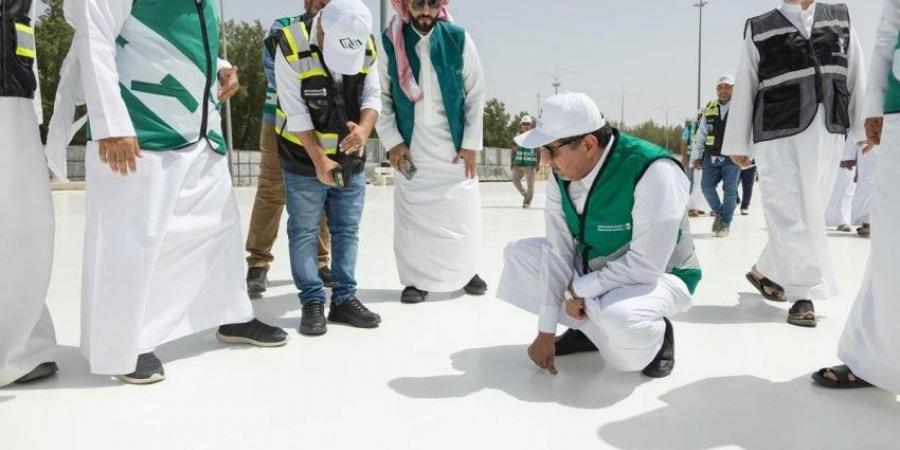 رئيس هيئة الطرق يطّلع على الطرق المطاطية وتبريد الطرق - هرم مصر