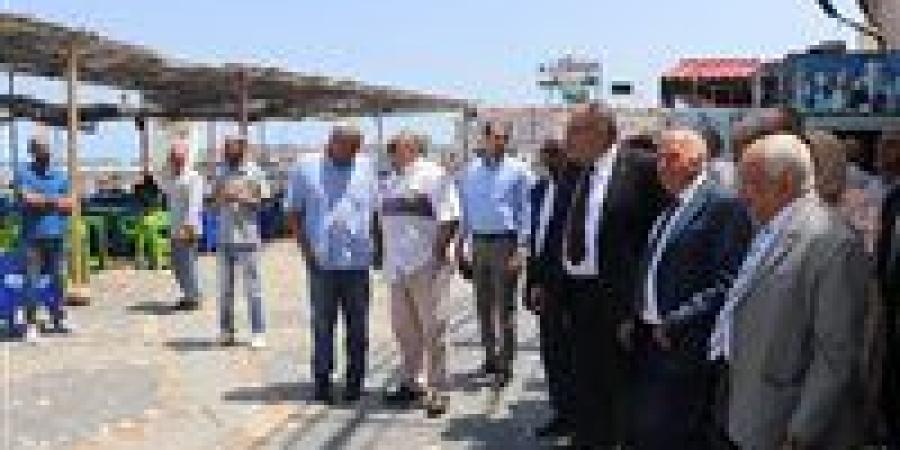 نقيب المعلمين يتفقد تلفيات نادي الشاطئ للمعلمين بالإسكندرية بعد العاصفة الرعدية فجر اليوم - هرم مصر