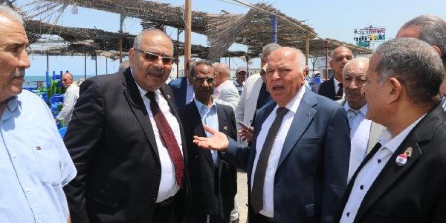 خلف الزناتي يتفقد نادي الشاطئ للمعلمين بالإسكندرية بعد العاصفة الرعدية - هرم مصر