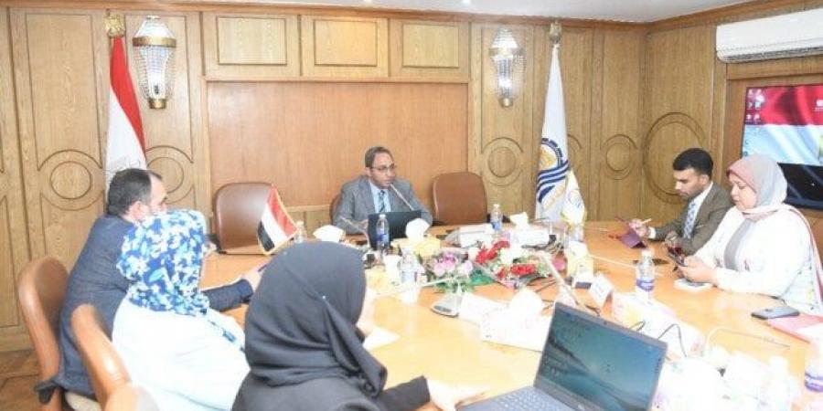 محافظ قنا يعقد اجتماعًا موسعًا لمتابعة تنفيذ مبادرة اليونسكو «أنا مدينةُ تعلُّم» - هرم مصر