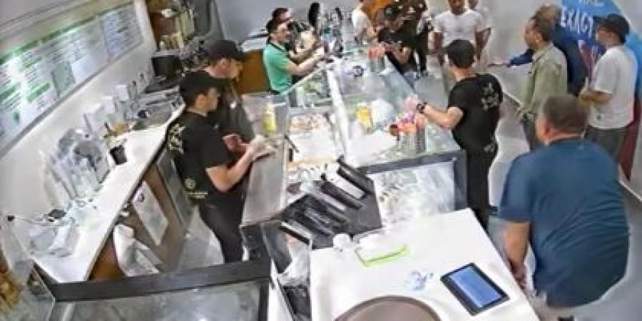 بالفيديو.. الداخلية تكشف تفاصيل تعدي عامل على أسرة بمطعم مدينة نصر - هرم مصر