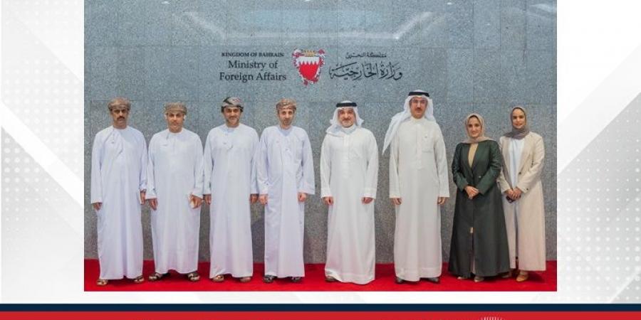 وكيل وزارة الخارجية للشؤون القنصلية والإدارية يجتمع مع رئيس مكتب التحول الرقمي بوزارة خارجية سلطنة عُمان - هرم مصر