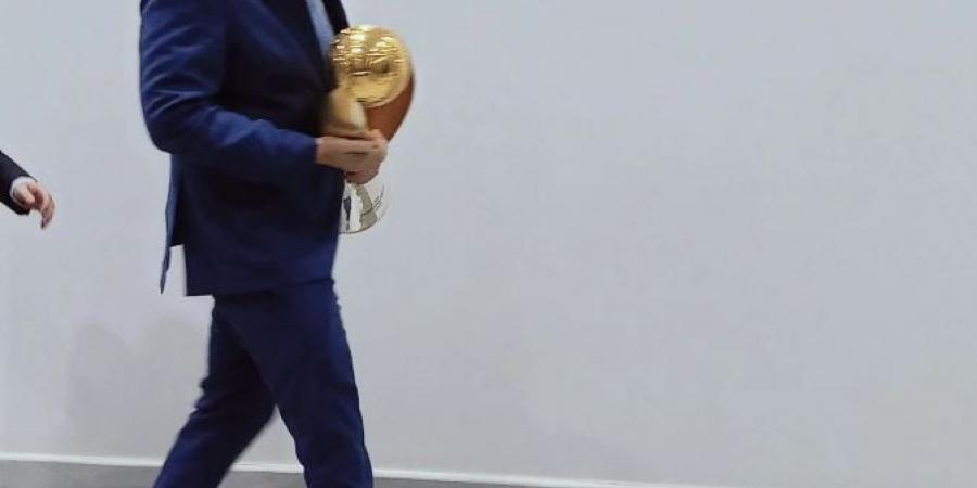 ممدوح عيد يحضر اجتماع الاندية بالجبلاية مصطحبا كأس دوري الابطال  - هرم مصر