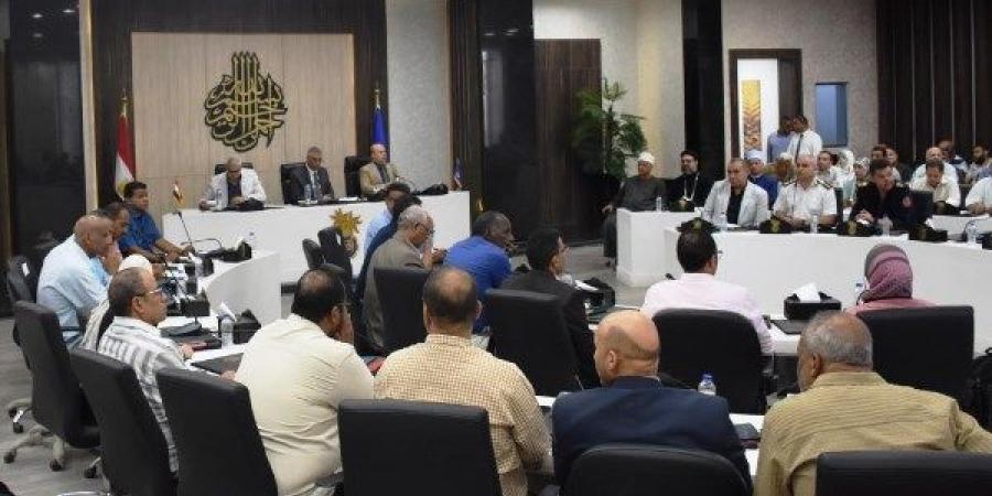 محافظ أسوان: لا تهاون في الحفاظ على أراضي الدولة والتصدى بحزم لكافة التعديات - هرم مصر