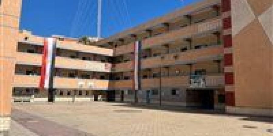 طلاب الإعدادية في الإسكندرية يؤدون امتحان مادة الهندسة - هرم مصر