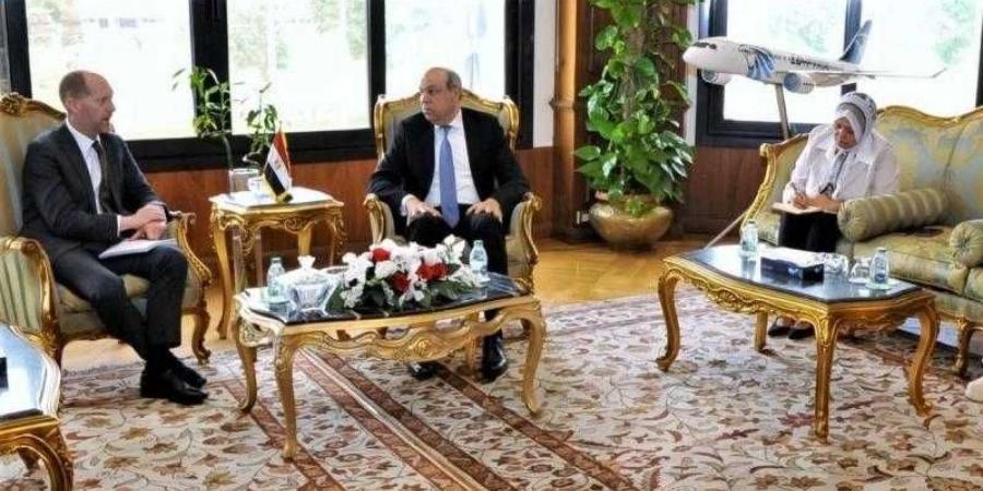 وزير الطيران المدني يلتقي وفد من مسئولى البنك الأوروبي لإعادة الإعمار والتنمية (EBRD) - هرم مصر