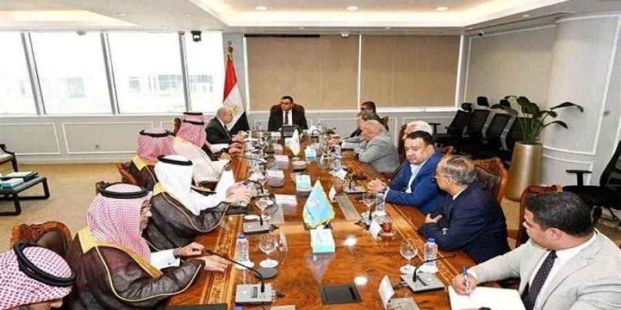 وزير الإسكان يستقبل وفدا من وزارتي ”الاستثمار” و”البلديات والإسكان” وهيئة المقاولين بالسعودية - هرم مصر