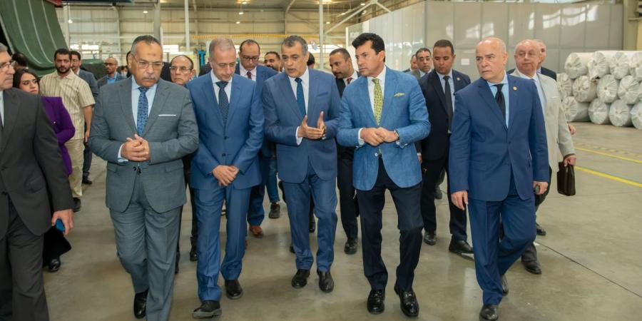 وزيرا الإنتاج الحربي والشباب والرياضة يزوران مصنع النجيل الصناعي كابتكس - هرم مصر
