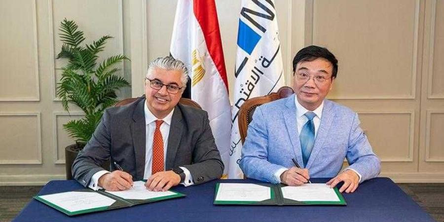رئيس اقتصادية قناة السويس يوقع عقد مشروع شركة ”كومفلى هونج كونج” الصينية - هرم مصر