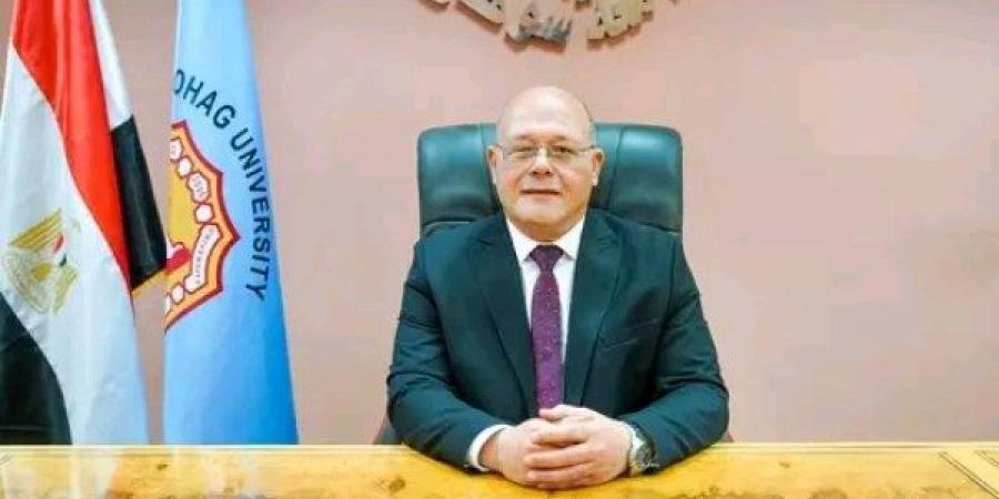 العيد عيدين.. رئيس جامعة سوهاج يجري اتصالات هاتفية بأوائل الكليات ويزف خبر تكليف 43 معيدًا - هرم مصر
