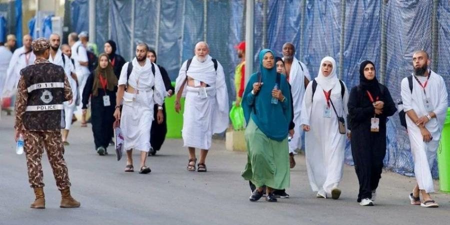 حُجِّاج بيت الله الحرام يتوافدون إلى مشعر منى لقضاء يوم التروية - هرم مصر