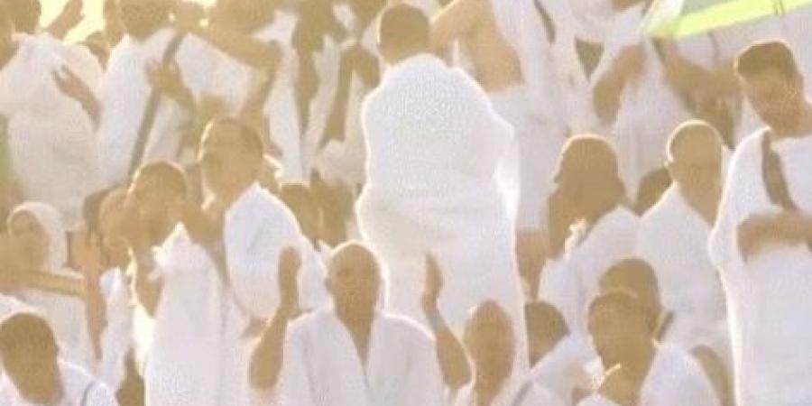 لبيك اللهم لبيك .. شاهد حجاج بيت الله الحرام يبتهلون بالدعاء على "عرفة" - هرم مصر