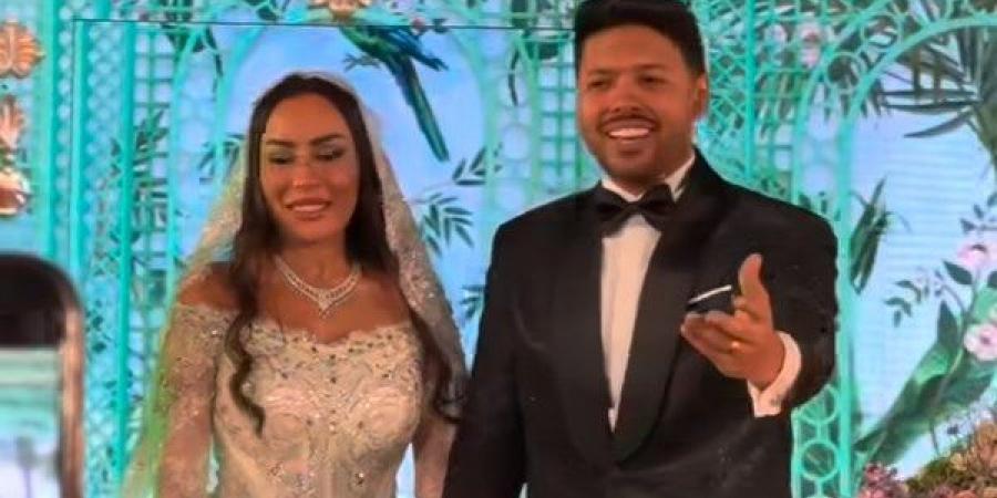 محمد شاهين يغني لزوجته فى حفل زفافهما - هرم مصر