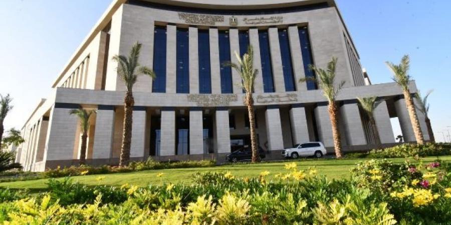 استكمال رفع كفاءة وتجميل المسطحات الخضراء بالمحاور الرئيسية بمارينا - هرم مصر