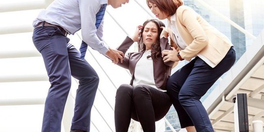خطوات الإسعافات الأولية وكيفية التصرف الصحيح عند الإغماء - هرم مصر