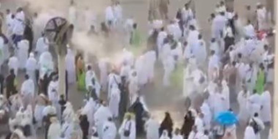 شاهد.. رذاذ الماء لتخفيف الحرارة عن الحجاج على جبل عرفة - هرم مصر