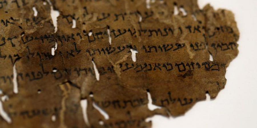 مفاجأة من الماضي.. الذكاء الاصطناعي يعيد تأريخ مخطوطات البحر الميت - هرم مصر