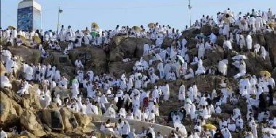 حجاج بيت الله يتوافدون إلى جبل عرفات لأداء ركن الحج الأعظم - هرم مصر