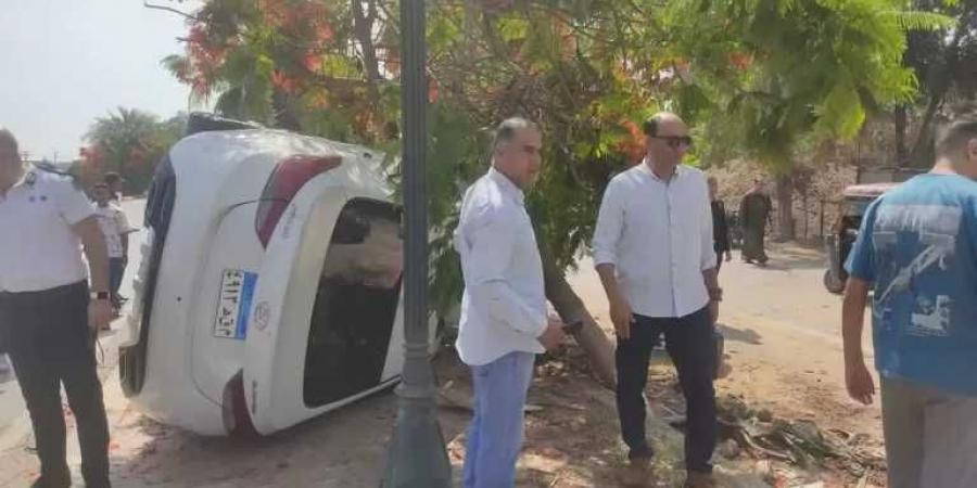 سيارة ملاكي تصطدم بشجرة على طريق شبين الكوم قويسنا بالمنوفية.. والوحدة المحلية تتدخل على الفور - هرم مصر