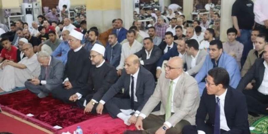 محافظ القليوبية يؤدي صلاة عيد الأضحى بمسجد ناصر بمدينة بنها - هرم مصر