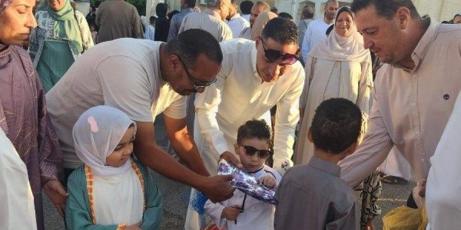 فرحة عيد الأضحى تزين الغردقة.. وتوزيع الهدايا يرسم البسمة على وجوه الأطفال - هرم مصر