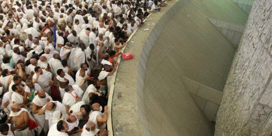 حجاج بيت الله الحرام يرمون الجمرات في أول أيام التشريق - هرم مصر