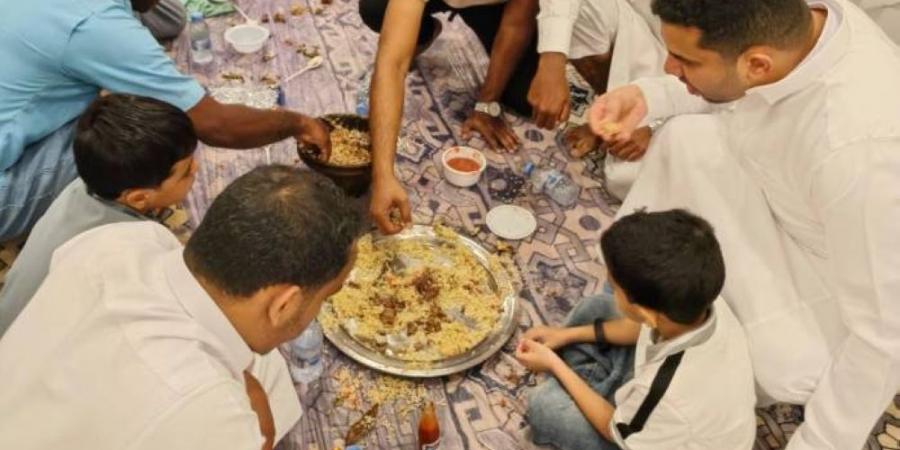 موائد جماعية من 60 عاما تحيي موروث عيد الأضحى بالدرب - هرم مصر