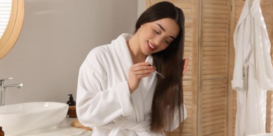 الفرق بين "السيروم" والزيوت الطبيعية.. دليلك لاختيار المناسب لشعرك - هرم مصر