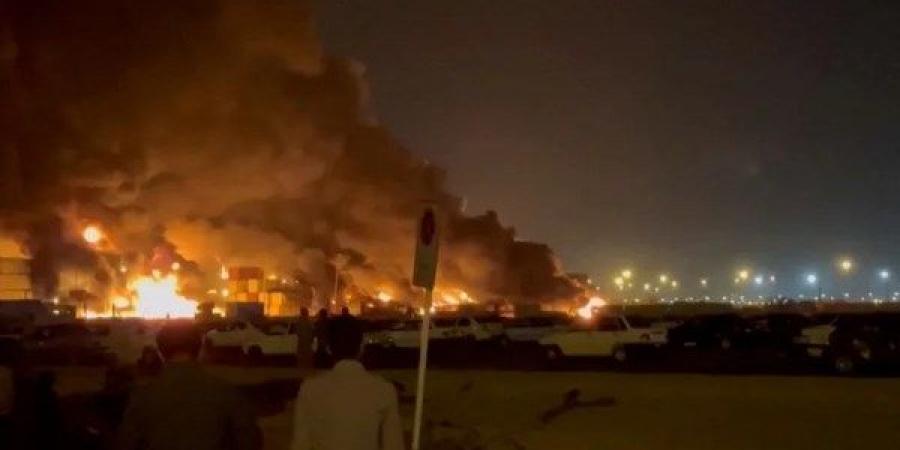 اندلاع نيران هائلة في السوق القديم لمدينة بندر عباس جنوب إيران - هرم مصر