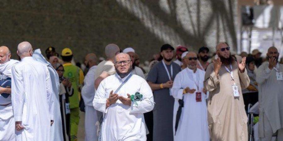 حجاج بيت الله الحرام يرمون الجمرات الثلاث في ثاني أيام التشريق - هرم مصر