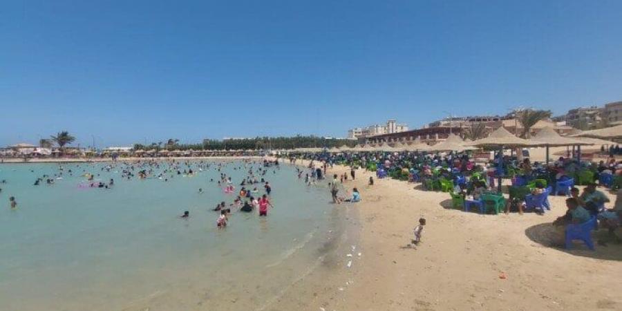إقبال كثيف للمواطنين على شواطئ الغردقة خلال أيام عيد الأضحى المبارك - هرم مصر